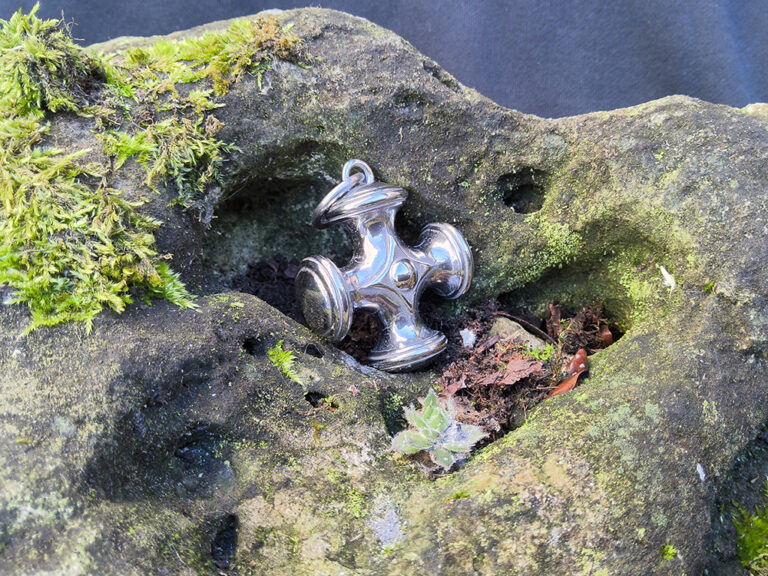 AMULETTE the cross poliert