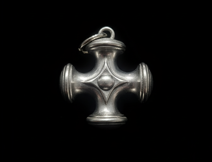 AMULETTE the cross single auf schwarzem untergrund